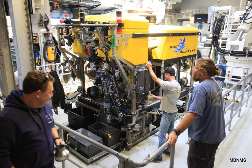 MBARI ROV pilots and crew secure Doc Ricketts after its final dive of the expedition